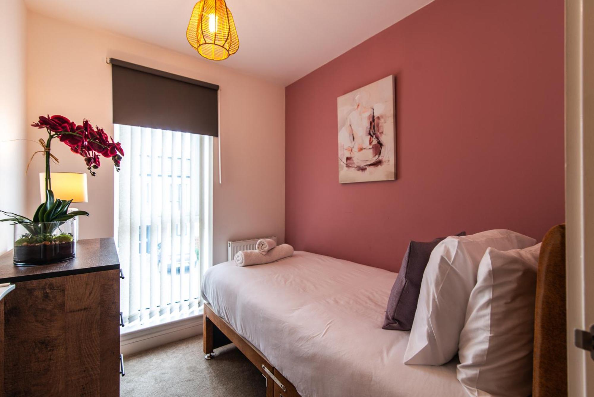 Spacious House Close To Royal Hospital, Free Parking & Garden Casa de férias *