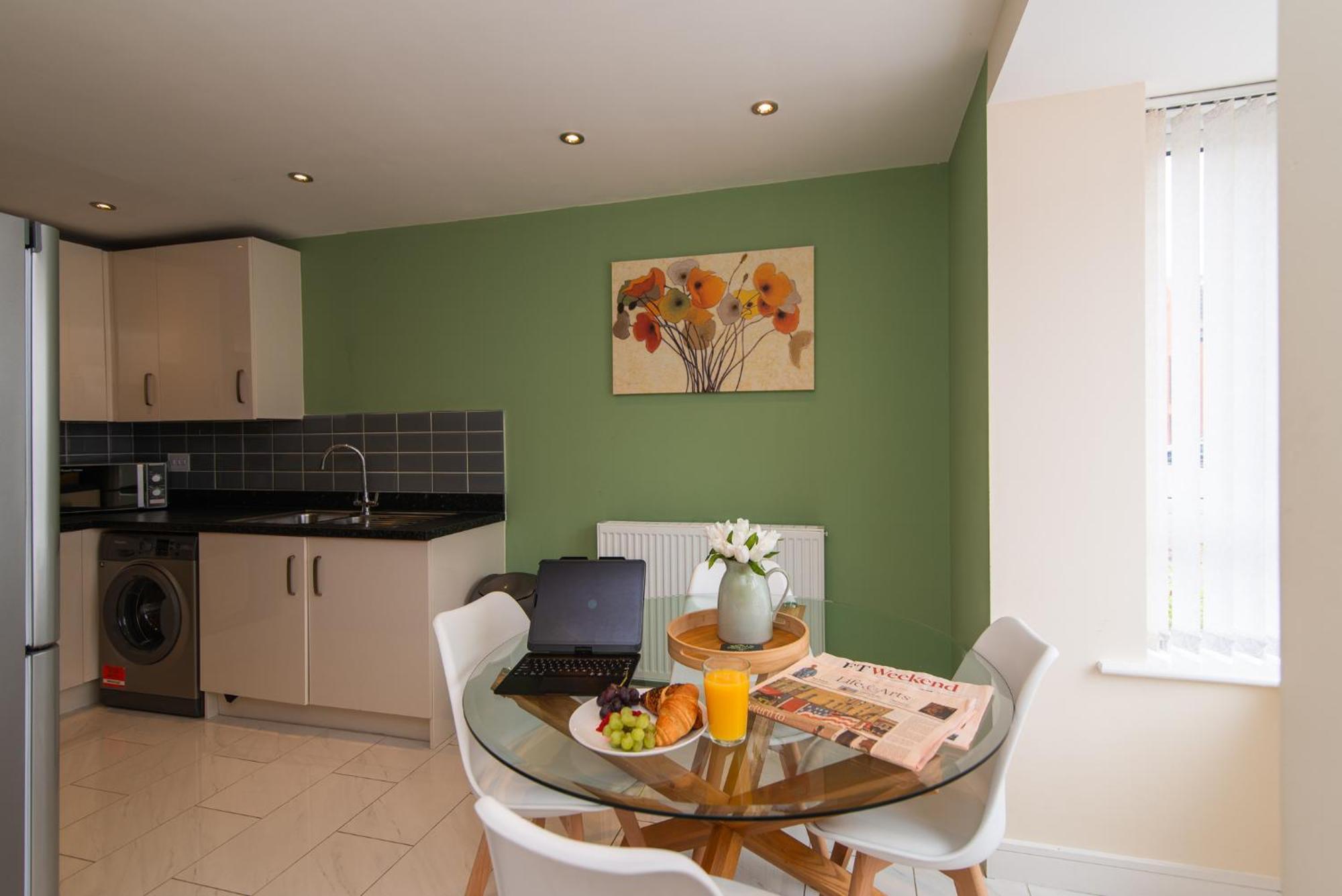 Casa de férias Spacious House Close To Royal Hospital, Free Parking & Garden Derby