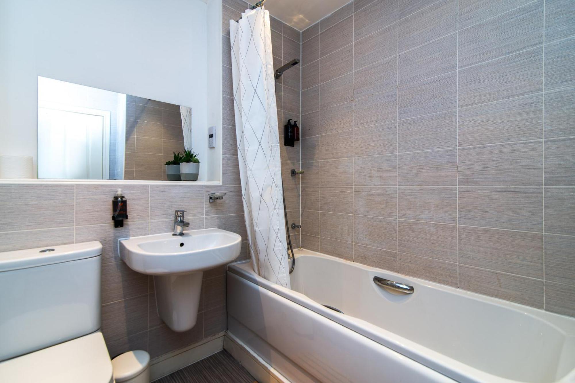 Spacious House Close To Royal Hospital, Free Parking & Garden Casa de férias