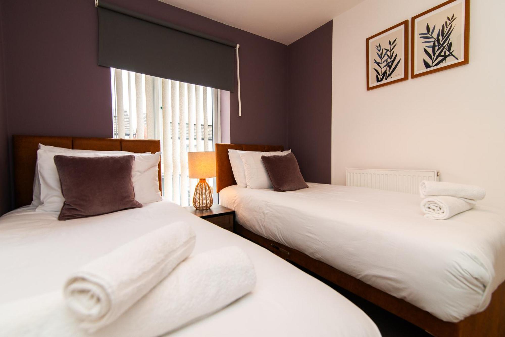 Casa de férias Spacious House Close To Royal Hospital, Free Parking & Garden *