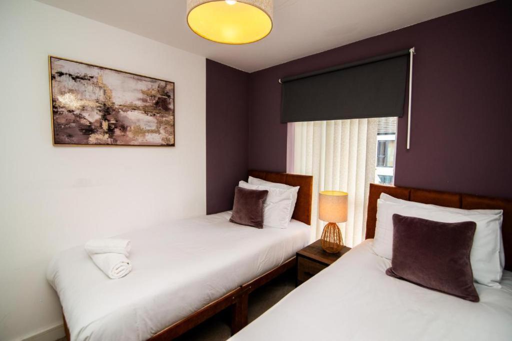 Casa de férias Spacious House Close To Royal Hospital, Free Parking & Garden *