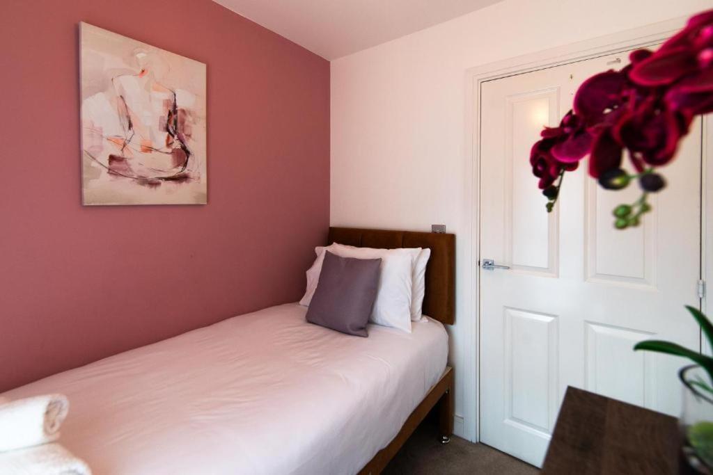 Casa de férias Spacious House Close To Royal Hospital, Free Parking & Garden Derby