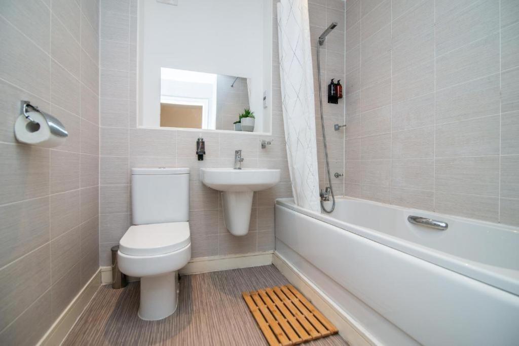 Casa de férias Spacious House Close To Royal Hospital, Free Parking & Garden *