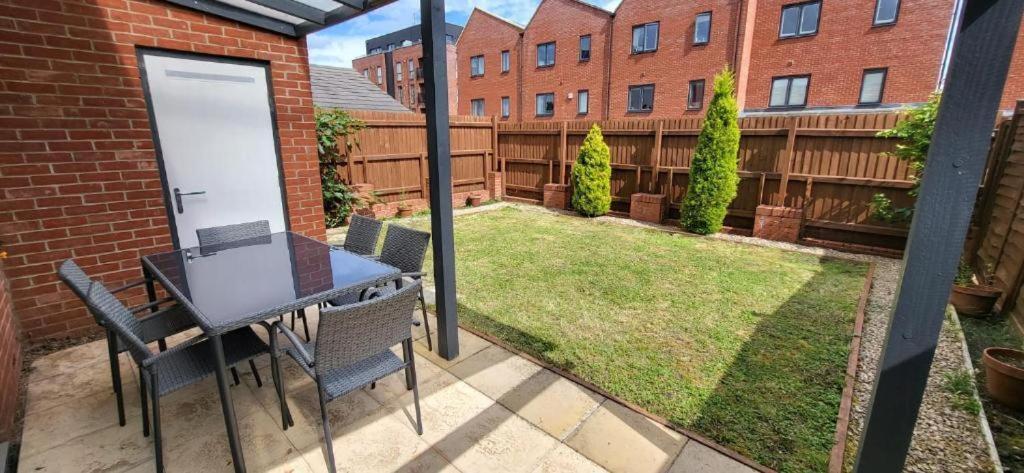 Casa de férias Spacious House Close To Royal Hospital, Free Parking & Garden Derby