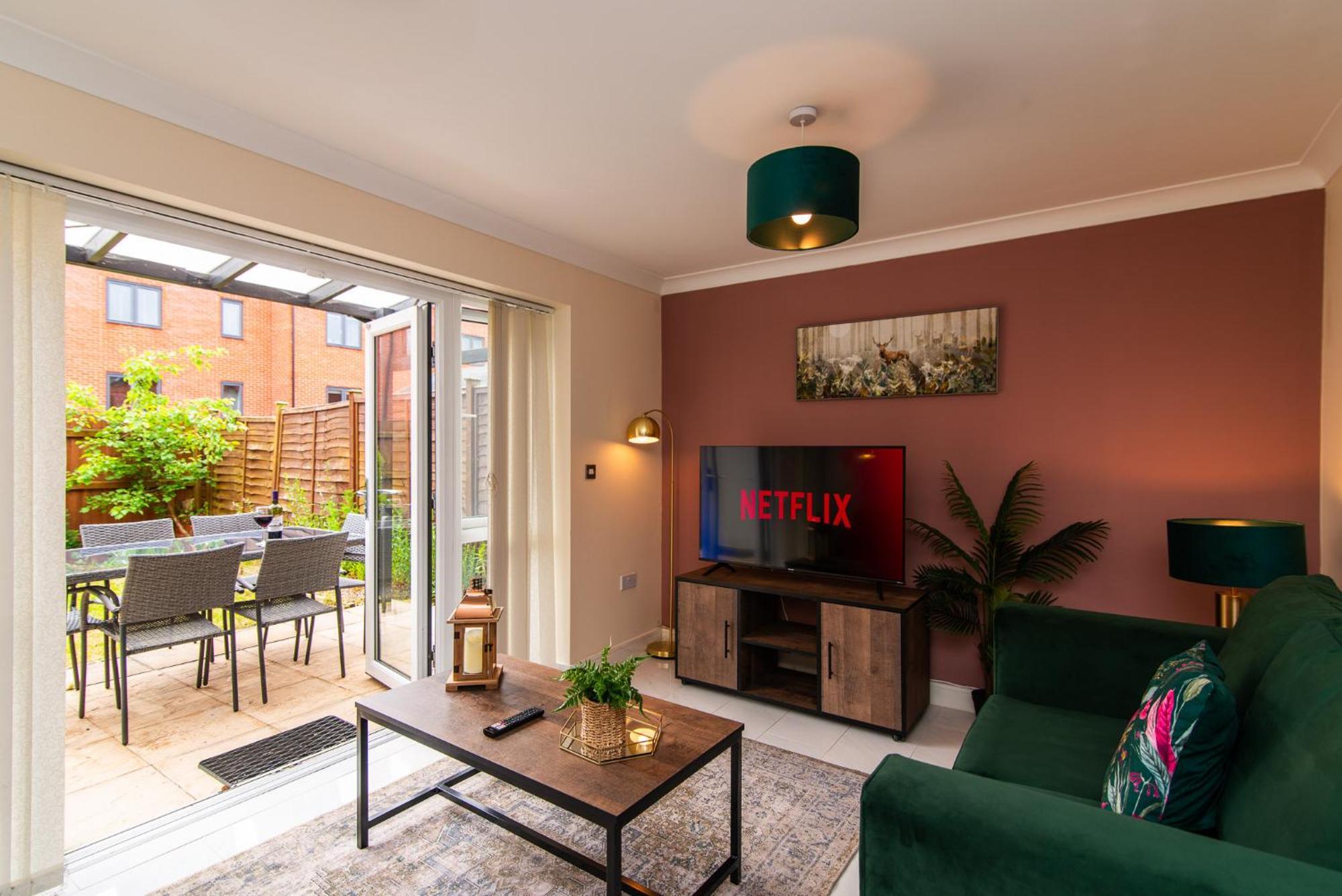 Spacious House Close To Royal Hospital, Free Parking & Garden