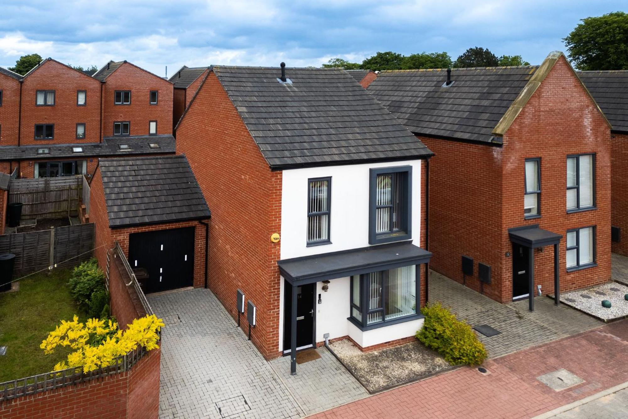 Spacious House Close To Royal Hospital, Free Parking & Garden Holiday home *