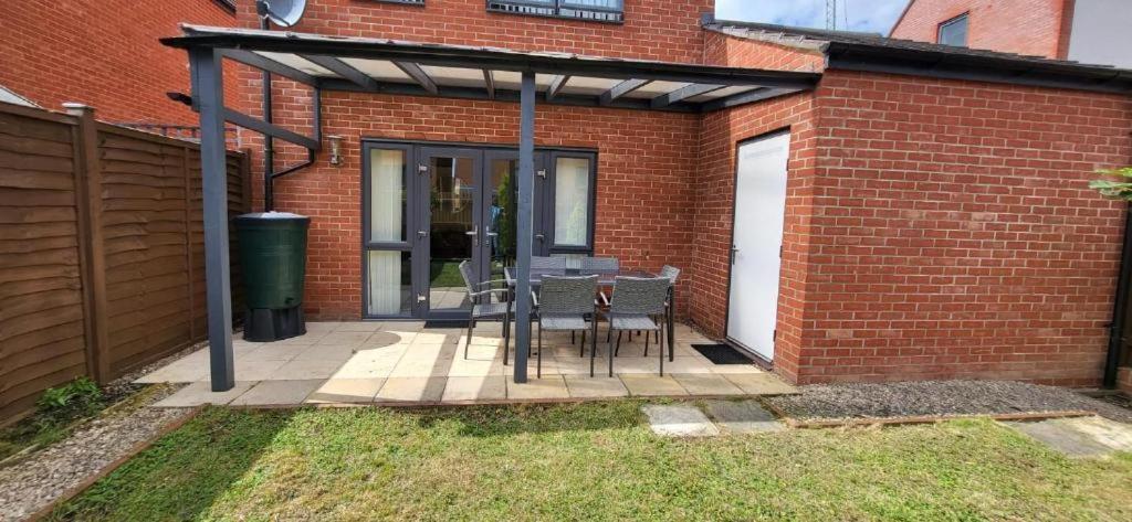Spacious House Close To Royal Hospital, Free Parking & Garden Holiday home *